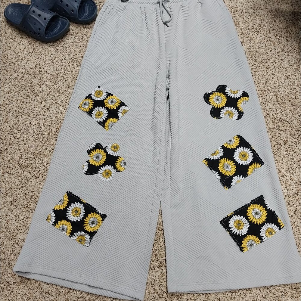 3698 Size XL Double Take NWT 2 piece Upcycled Quilted Look Grey with Black Daisy - Picture 11 of 14